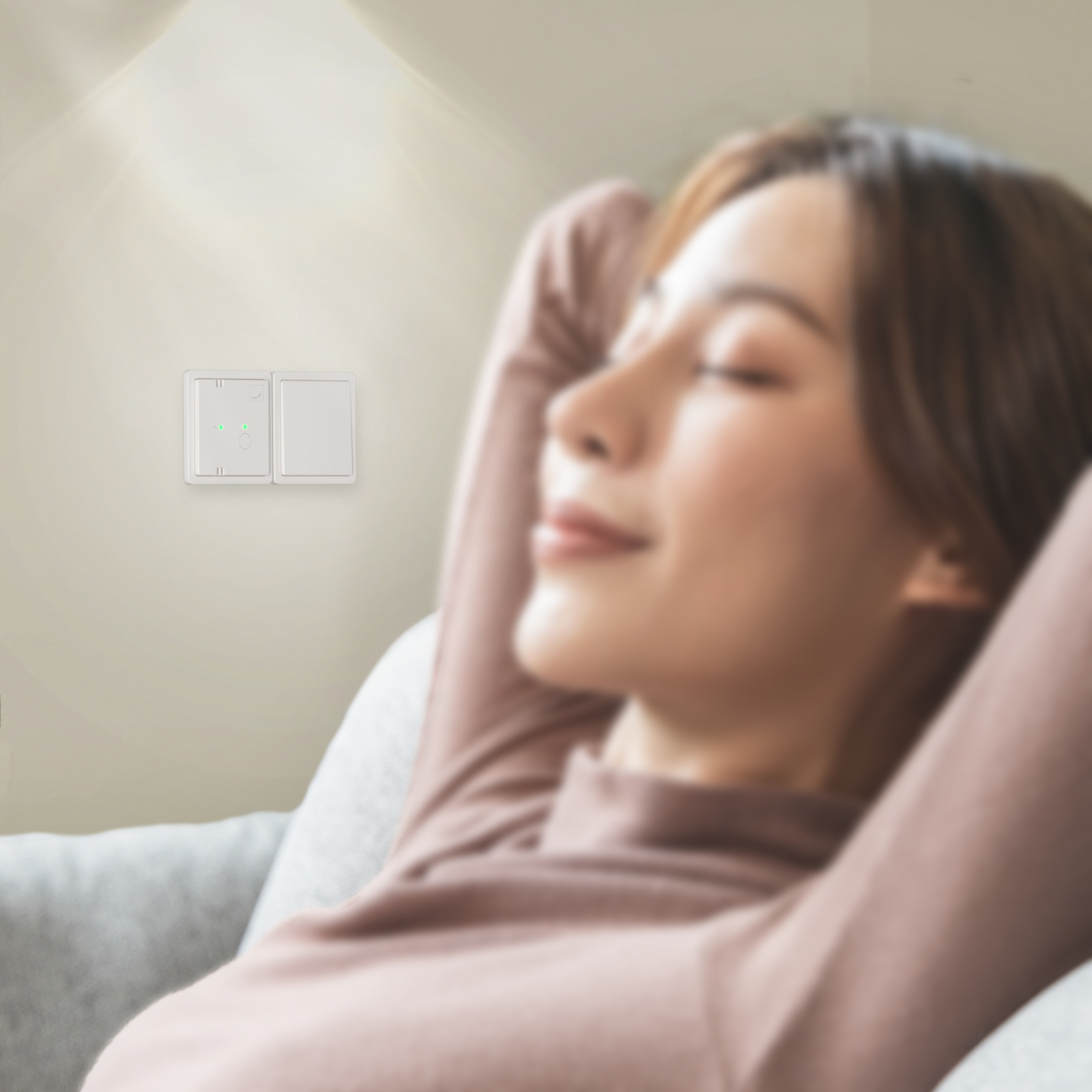 Woman on a sofa enjoying good air, CO2 sensor, green light good air, new logo